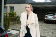 Nach der verletzenden Erkenntnis, dass Thomas sie bereits seit Jahren mit einer anderen betrügt, hat Sonja (Barbara Sotelsek) endgültig genug und verlässt das gemeinsame Haus. Nach der verletzenden Erkenntnis, dass Thomas sie bereits seit Jahren mit einer anderen betrügt, hat Sonja (Barbara Sotelsek) endgültig genug und verlässt das gemeinsame Haus.