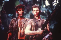 Chris (Charlie Sheen, l.) und Bunny (Kevin Dillon, r.) leiden sehr unter ihrem skrupellosen Vorgesetzen Sergeant Barnes, der sogar Zivilisten t&ouml;ten l&auml;sst ...