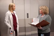 (l-r) Jessy Schram als Hannah Asher, Jodi Kingsley als Madeline Gastern