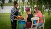 Silvia Dreesen (Denise M’Baye, l.) versucht alles, dass ihre Gäste (Komparsen) sich wohlfühlen. Da kann sie keinen Camper gebrauchen, der die Aussicht versperrt. Silvia Dreesen (Denise M’Baye, l.) versucht alles, dass ihre Gäste (Komparsen) sich wohlfühlen. Da kann sie keinen Camper gebrauchen, der die Aussicht versperrt.