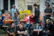 Maximilian Mertens (August Wittgenstein, 2.v.r.) bringt Jenny (Birte Hanusrichter, M.) einen Schlafsack und Taschenwärmer für die Nacht. +++ Die Verwendung des sendungsbezogenen Materials ist nur mit dem Hinweis und Verlinkung auf RTL+ gestattet. +++ Maximilian Mertens (August Wittgenstein, 2.v.r.) bringt Jenny (Birte Hanusrichter, M.) einen Schlafsack und Taschenwärmer für die Nacht. +++ Die Verwendung des sendungsbezogenen Materials ist nur mit dem Hinweis und Verlinkung auf RTL+ gestattet. +++