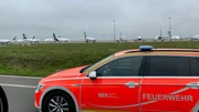 Seit ca. 100 Tagen ist der neue Hauptstadtflughafen BER in Betrieb. Mit ihm auch die Flughafen-Feuerwehr. Die Wehren von den ehemaligen Flughäfen Tegel und Schönefeld müssen sich auf dem neuen Standort zurechtfinden und zusammenwachsen. Die rbb-Reporter haben sie über die ersten Monate dabei beobachtet. Feuerwehr am BER. Seit ca. 100 Tagen ist der neue Hauptstadtflughafen BER in Betrieb. Mit ihm auch die Flughafen-Feuerwehr. Die Wehren von den ehemaligen Flughäfen Tegel und Schönefeld müssen sich auf dem neuen Standort zurechtfinden und zusammenwachsen. Die rbb-Reporter haben sie über die ersten Monate dabei beobachtet. Feuerwehr am BER.