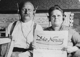 Radio ist in aller Ohren &ndash; und das seit 100 Jahren: Am 29. Oktober 1923 geht dieses Massenmedium &bdquo;on air&ldquo;. Aber der &bdquo;Rundfunk&ldquo; sorgte nicht nur f&uuml;r den Soundtrack der Geschichte und Unterhaltung, sondern er war immer auch ein Machtinstrument. Der Film ist ein radiophones Roadmovie durch Zeit und Raum. Er erz&auml;hlt anhand bewegender Tondokumente 100 Jahre Radiogeschichte als deutsche Zeitgeschichte. - Radioh&ouml;rer-Norag