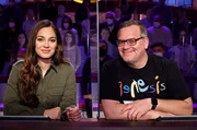 Rateteam-Kapit&auml; Elton (r.) mit der Schauspielerin Nilam Farooq (l.).