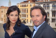 Commissario Brunetti (Uwe Kockisch) hat eine neue Kollegin: Commissario Franca Capari (Bettina Zimmermann). Weiteres Bildmaterial finden Sie unter www.br-foto.de.; BR Fernsehen DONNA LEON - DIE DUNKLE STUNDE DER SERENISSIMA, am Samstag (19.10.24) um 22:15 Uhr. Commissario Brunetti (Uwe Kockisch) hat eine neue Kollegin: Commissario Franca Capari (Bettina Zimmermann). Weiteres Bildmaterial finden Sie unter www.br-foto.de. Commissario Brunetti (Uwe Kockisch) hat eine neue Kollegin: Commissario Franca Capari (Bettina Zimmermann). Weiteres Bildmaterial finden Sie unter www.br-foto.de.; BR Fernsehen DONNA LEON - DIE DUNKLE STUNDE DER SERENISSIMA, am Samstag (19.10.24) um 22:15 Uhr. Commissario Brunetti (Uwe Kockisch) hat eine neue Kollegin: Commissario Franca Capari (Bettina Zimmermann). Weiteres Bildmaterial finden Sie unter www.br-foto.de.