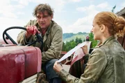 Kommissarin Schwarz (Chiara Schoras) setzt Riedlinger (Martin Feifel) unter Druck.