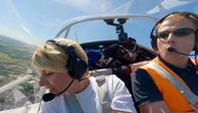 Sabine Heinrich fliegt mit Pilot Julian Wirtz (r) über ihren Heimatort Kamen-Heeren im Ruhrgebiet. Sabine Heinrich fliegt mit Pilot Julian Wirtz (r) über ihren Heimatort Kamen-Heeren im Ruhrgebiet.