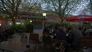 Es gibt sie noch: die Alt-Berliner Gasthäuser, die mit viel Charme und guter Küche ihre Gäste verwöhnen. Ein Stadtspaziergang vom "Alten Dorfkrug" in Lübars bis zum "Eicheneck" in Köpenick. Warum ist hier das Schnitzel so lecker? Als Gäste sind mit dabei: Musiklegende Frank Zander und Opernstar Thomas Quasthoff. - Alt-Berliner Biergarten. Es gibt sie noch: die Alt-Berliner Gasthäuser, die mit viel Charme und guter Küche ihre Gäste verwöhnen. Ein Stadtspaziergang vom "Alten Dorfkrug" in Lübars bis zum "Eicheneck" in Köpenick. Warum ist hier das Schnitzel so lecker? Als Gäste sind mit dabei: Musiklegende Frank Zander und Opernstar Thomas Quasthoff. - Alt-Berliner Biergarten.
