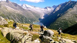 Auf dem Traumpfad: Wandergruppe in den Hintertuxer Alpen oberhalb des Schlegeis-Stausees.