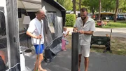 Roman (li) und Daniel richten sich h&auml;uslich ein