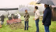 Kommissarin Schwarz (Chiara Schoras), Kollege Kerschbaumer (Gabriel Raab) und &bdquo;Capo&ldquo; Zanchetti (Tobias Oertel) am Tatort: Hier wurde Winzer Grandl vom Traktor &uuml;berfahren.