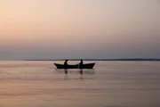 Schauspieler, die die Amerikanische Revolution dramatisch rekonstruieren, rudern ein Boot. (National Geographic/Mark Molesworth)