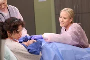 (l-r) Raquel Dominguez als Liza Martin, Jessy Schram als Hannah Asher