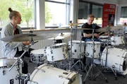 Bekannte Schlagzeuger wie Jost Nickel, der als Drummer von Jan Delays Band Disko No. 1 bekannt wurden, geben Workshops in den Räumen des Kulturzentrums in Ingelheim. Bekannte Schlagzeuger wie Jost Nickel, der als Drummer von Jan Delays Band Disko No. 1 bekannt wurden, geben Workshops in den Räumen des Kulturzentrums in Ingelheim.