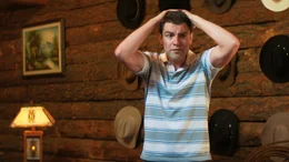 Joe (Max Greenfield) kann nicht fassen, welche Wendung der ausgelassene Junggesellenabschied auf einmal nimmt.