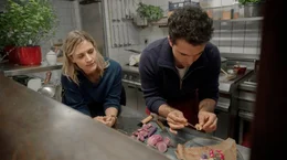 Lissi (Morgane Ferru) und Alain (David Vormweg) verstehen sich gut.