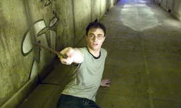 Harrys (Daniel Radcliffe) Albtr&auml;ume scheinen unheimliche Ereignisse anzuk&uuml;ndigen. Doch das Schlimme ist: Professor Dumbledore, dessen Beistand er am n&ouml;tigsten braucht, verh&auml;lt sich pl&ouml;tzlich seltsam abweisend - was den jungen Zauberer nur noch mehr verwirrt und verletzt.