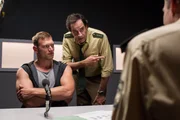 Bodybuilder Hartmut Klein (Jorres Risse, l.) gerät in den Fokus von Hubert (Christian Tramitz, r.) und Staller (Helmfried von Lüttichau, m.). Bodybuilder Hartmut Klein (Jorres Risse, l.) gerät in den Fokus von Hubert (Christian Tramitz, r.) und Staller (Helmfried von Lüttichau, m.).