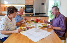 Familie Auer genie&szlig;t die selbstgemachten Fischlaibchen.