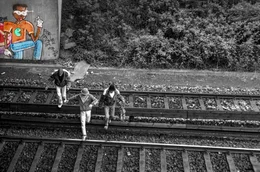 Writer &uuml;berqueren die Bahngleise an der &bdquo;R&uuml;benkamp-Br&uuml;cke&ldquo; Hebebrandstra&szlig;e, zwischen den S-Bahnstationen R&uuml;benkamp und Ohlsdorf. Im Hintergrund ein Piece mit Character des legend&auml;ren Graffiti-Sprayers Eric.