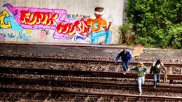 Writer &uuml;berqueren die Bahngleise an der &bdquo;R&uuml;benkamp-Br&uuml;cke&ldquo; Hebebrandstra&szlig;e, zwischen den S-Bahnstationen R&uuml;benkamp und Ohlsdorf. Im Hintergrund ein Piece mit Character des legend&auml;ren Graffiti-Sprayers Eric.