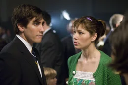 Eigentlich ist Alice (Jessica Biel, r.) ja mit Scott verlobt, doch ein Unfall &auml;ndert alles. Was dem Kongress-Abgeordneten Howard Birdwell ((Jake Gyllenhaal, l.) gerade recht kommt ...