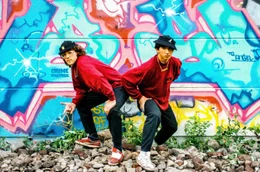 CanTwo und Jase posen vor ihrem Piece 1988.
