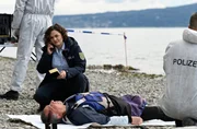 Julia Demmler (Wendy G&uuml;ntensperger, 2.v.l.) informiert Nele vom Tatort &uuml;ber Alinas Leichenfund.