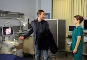 ARD ROTE ROSEN FOLGE 1900. Fabian (Jannik Nowak, l.) erf&auml;hrt von Frauke (Annekathrin Bach, r.), dass die OP bei Nathalies Baby gut verlaufen ist. Als er dem Monitorbild des Babys gegen&uuml;bersteht, entwickelt Fabian ein starkes Vatergef&uuml;hl f&uuml;r seine Tochter.