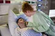Joe (Sarah Hannemann) ist zutiefst erleichtert, als Easy (Lars Steinh&ouml;fel) endlich erwacht.