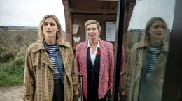 Zwischenhalt auf offener Strecke: Lissi (Morgane Ferru, li.) mit ihrer Mutter Silvia (Margarita Broich) auf dem Weg nach Cancale.