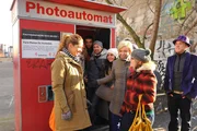 Nina (Maria Wedig, l.) und Olivia (Kasia Borek, 3.v.r.) veranstalten das Trendscout-Shooting im Fotoautomaten. Nina (Maria Wedig, l.) und Olivia (Kasia Borek, 3.v.r.) veranstalten das Trendscout-Shooting im Fotoautomaten.