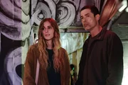 Martina (Zoe Tavarelli) und Valerio (Alessandro Gassmann) treffen sich in dem Kulturzentrum, das Martina auch oft mit Ettore besucht hat.