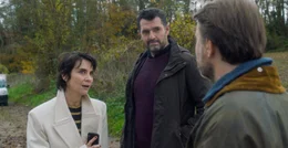 Hinter, v.li.: Charly Fleury (G&eacute;raldine Pailhas), Martial Toussaint (Arnaud Ducret).
