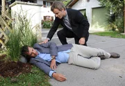 ARD STURM DER LIEBE FOLGE 1650, Nils (Florian Stadler, l.) ist bewusstlos, nachdem Martin (David Paryla, r.) ihn aus Notwehr zu Boden gestoßen hat. ARD STURM DER LIEBE FOLGE 1650, Nils (Florian Stadler, l.) ist bewusstlos, nachdem Martin (David Paryla, r.) ihn aus Notwehr zu Boden gestoßen hat.