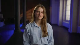 Lea Schneider kam bereits als Kind mit Pornografie in Kontakt - und berichtet heute offen &uuml;ber die belastenden Folgen dieser fr&uuml;hen Erfahrungen.