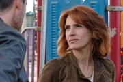 Sara (Maya Sansa, r.) will Valerio (Alessandro Gassmann, l.) nicht sagen, woher das Veilchen an ihrem Auge stammt.