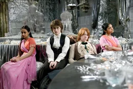 Der Weihnachtsball wird zu einem Desaster, da sowohl Ron (Rupert Grint, 2.v.r.) als auch Harry (Daniel Radcliffe, 2.v.l.) auf die Patil-Schwestern (Afshan Azad, l., Shefali Chowdhury, r.) zur&uuml;ckgreifen m&uuml;ssen ...