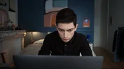 Lux (Th&eacute;o Fernandez) versucht jemanden auszutricksen.