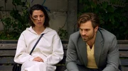 Als Matilda (Anna-Katharina Fecher) durch Julian (Onno Buß) von Nihats Betrug erfährt, fragt sie sich, wie es so weit kommen konnte. Als Matilda (Anna-Katharina Fecher) durch Julian (Onno Buß) von Nihats Betrug erfährt, fragt sie sich, wie es so weit kommen konnte.