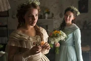 Meg March (Willa Fitzgerald, l.) und Beth March (Annes Elwy, r.). Meg March (Willa Fitzgerald, l.) und Beth March (Annes Elwy, r.).