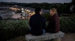Romantik in der Bretagne: Lissi (Morgane Ferru) mit Alain (David Vormweg)