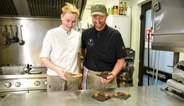 Timo Reintaler und Dietmar &Ouml;ller pr&auml;sentieren ihr Krebsdessert.