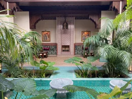 Im Bild: Ein Riad ist Ausdruck islamischer Lebensart. Wasser und Pflanzen, Brunnen und G&auml;rten symbolisieren das Paradies.