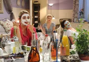 ARD STURM DER LIEBE FOLGE 1648, am Dienstag (13.11.12) um 15:10 Uhr im ERSTEN. Mädelsabend: Marlene (Lucy Scherer, l.), Mandy (Lara Mandoki, M.) und Kira (Mareike Lindenmeyer, r.) feiern die ersten Schmuckbestellungen. ARD STURM DER LIEBE FOLGE 1648, am Dienstag (13.11.12) um 15:10 Uhr im ERSTEN. Mädelsabend: Marlene (Lucy Scherer, l.), Mandy (Lara Mandoki, M.) und Kira (Mareike Lindenmeyer, r.) feiern die ersten Schmuckbestellungen.