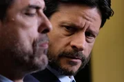R&uuml;ckblick: Valerio (Alessandro Gassmann, l.) und Gianni (Andrea Sartoretti, r.) warten auf ihre Aussage vor dem Ermittlungsrichter.