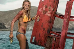 Nancy Adams (Blake Lively) k&auml;mpft im Meer ums &Uuml;berleben.