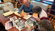 Friederike fliegt nach New York, um Casey Blake zu treffen. Er ist der Enkel von Friedrich Salomon Blach. Friederike fliegt nach New York, um Casey Blake zu treffen. Er ist der Enkel von Friedrich Salomon Blach.