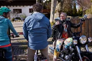 Auf ihrer STARnberg Tour treffen Hubert (Christian Tramitz, M.) und Tina Vogel (Sabine Gutberlet, l.) auf Wolfgang Fierek (r.).