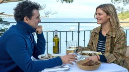 &bdquo;Lissi&ldquo; Strack (Morgane Ferru) f&uuml;hlt sich zu dem charmanten Restaurantbetreiber Alain Demur (David Vormweg) hingezogen.